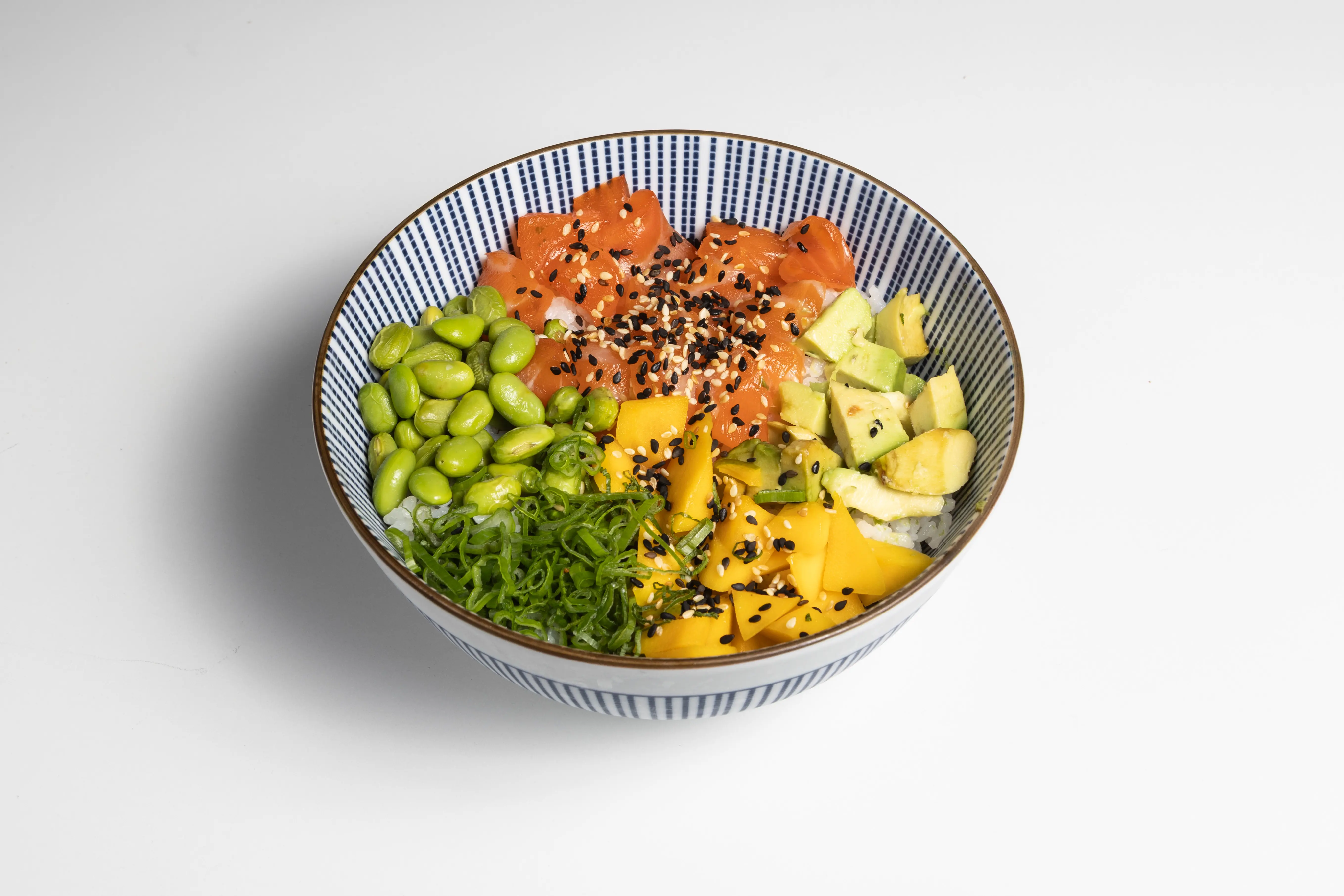 Amaru Sushi Bar en Madrid, bar de sushi que ofrece rolls de autor, nigiris, sashimis y baos con influencias japonesas y latinoamericanas en un ambiente moderno y elegante